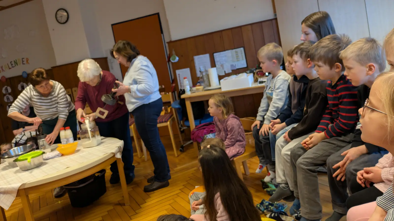 Die Kinder verfolgen gespannt, wie man Butter macht. (Bild: Beate Schuch)