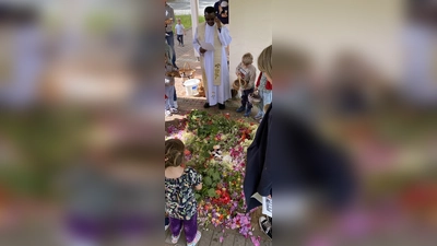 Kinder der Pfarrei Immenreuth legen zum Fronleichnamsfest einen farbenfrohen Blumenteppich. (Bild: Maria Stich)