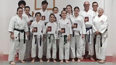 Karateka, die ihre Prüfung bestanden haben mit Prüferin Sabine Köppl ganz rechts, 2. v. r. Vorstand Michael Hirn, 1. v. l. Renate Baier (Bild: Tanja Binder)