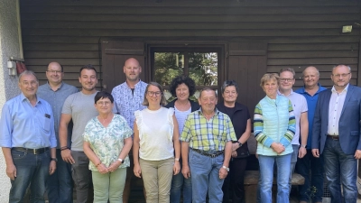 V.l.: Norbert Griesbacher, Tomas Müller, Julian Kindl, Edeltraud Eschenbecher, Ben Rabald, Mareike Kaiser, Conny Hanauer, Josef Bauriedl, Gisela Werner, Lydia Bauriedl, Johannes Kaiser, Josef Neuber, Markus Bauriedl. (Bild: Mareike Kaiser)