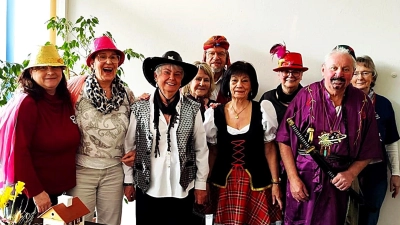 Bei der Maskenprämierung versammelten sich viele Maschkerer zum Erinnerungsbild. Sieger wurde der Samurai in fescher Montur.  (Bild: Reinhard Kreuzer)