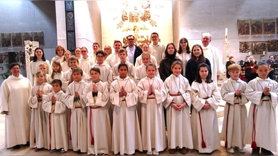 Die 10 neuen Ministranten und Ministrantinnen mit den 3 Ministrant/innen, die ihren Dienst beendeten. (Bild: Anja Nicklas)