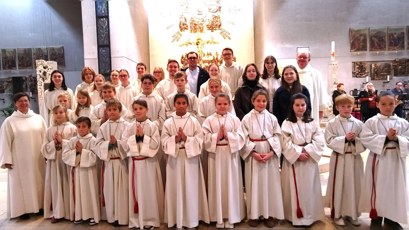 Die 10 neuen Ministranten und Ministrantinnen mit den 3 Ministrant/innen, die ihren Dienst beendeten. (Bild: Anja Nicklas)
