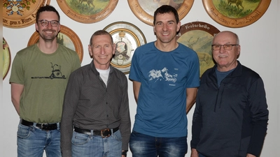 Schießleiter Eric Pilhofer mit Manfred Rubenbauer, Gewinner Jörg Grädler und Heinz Faderl.  (Bild: Erwin Kolb)