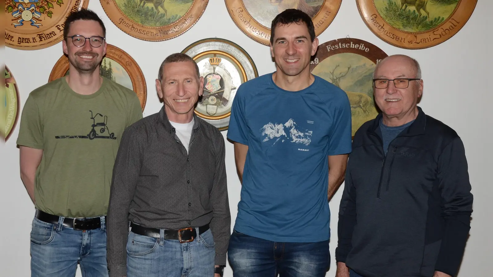 Schießleiter Eric Pilhofer mit Manfred Rubenbauer, Gewinner Jörg Grädler und Heinz Faderl.  (Bild: Erwin Kolb)