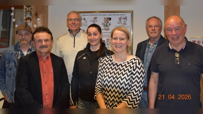 Von links: Thomas Birgmann, Spartenleiter Judo; Lorenz Hirsch, 1. Vorstand; Günter Ziebell, Schriftführer; Sybille Lehner, Spartenleiterin Karate; Tina Schmid, Finanzvorständin; Klaus Stadler; Öffentlichkeitsarbeit; Roland Strehl, Bürgermeister; nicht im Bild: Dr. Michael Kolbeck, 2. Vorstand (Bild: Klaus Stadler)
