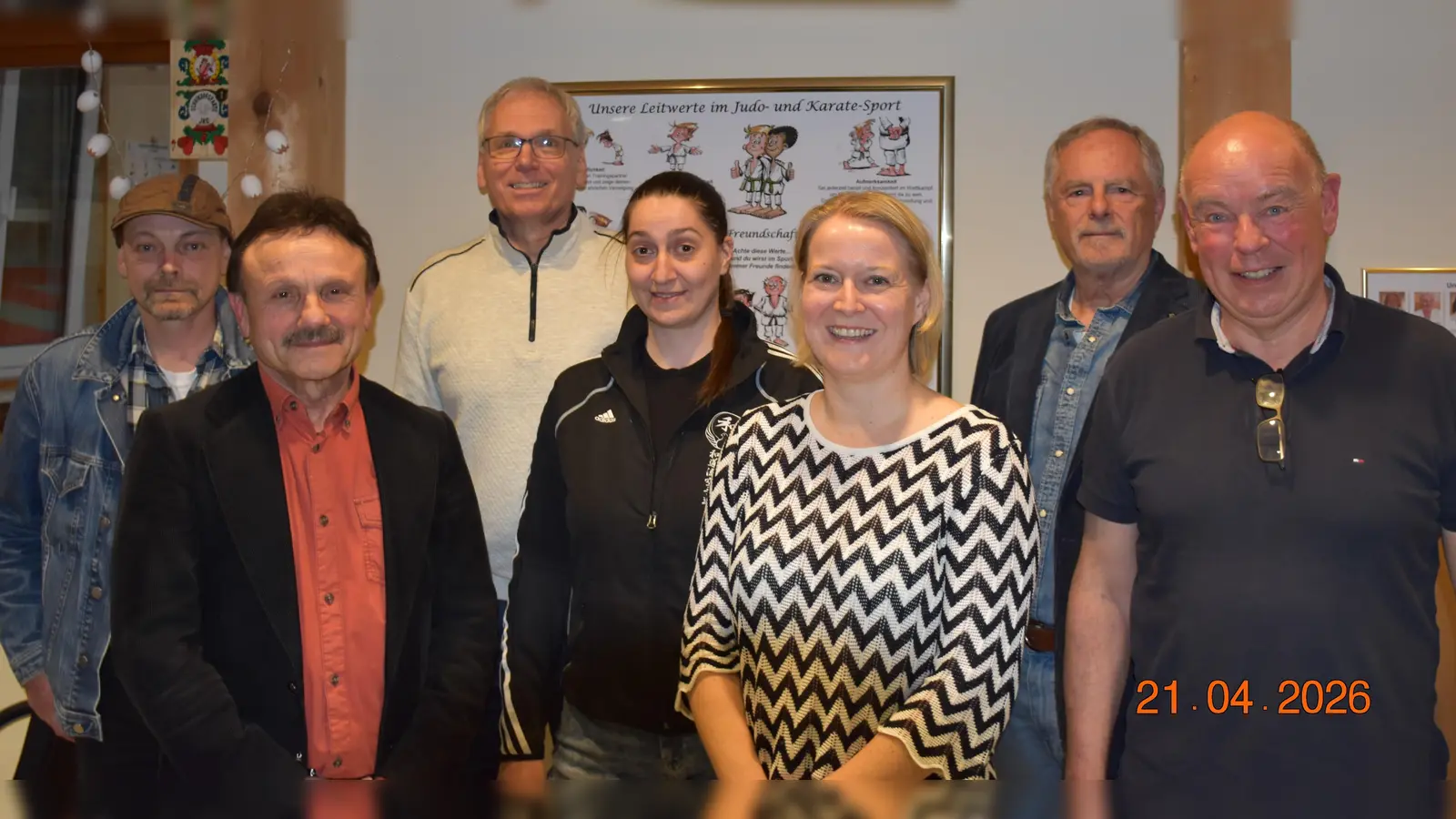 Von links: Thomas Birgmann, Spartenleiter Judo; Lorenz Hirsch, 1. Vorstand; Günter Ziebell, Schriftführer; Sybille Lehner, Spartenleiterin Karate; Tina Schmid, Finanzvorständin; Klaus Stadler; Öffentlichkeitsarbeit; Roland Strehl, Bürgermeister; nicht im Bild: Dr. Michael Kolbeck, 2. Vorstand (Bild: Klaus Stadler)