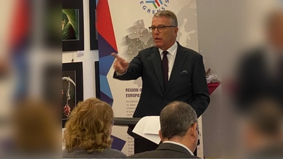 Der Erste Bürgermeister der Stadt Tirschenreuth, Franz Stahl, bei der Begrüßung zum Tag der Kleinprojekte im Museumsquartier in Tirschenreuth. (Bild: Alexander Dietz)