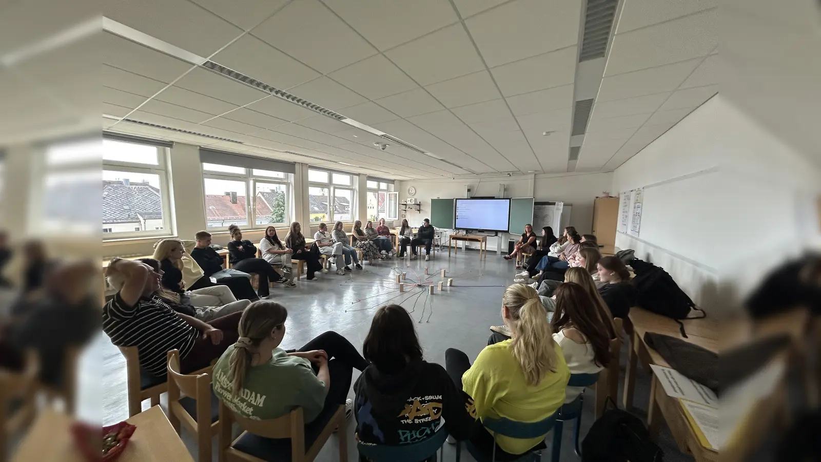Die Omas gegen Rechts und Weiden ist bunt zusammen mit Amnesty International besuchten abwechselnd die Klassen der Caritas Fachakademie. (Bild: Veit Wagner)