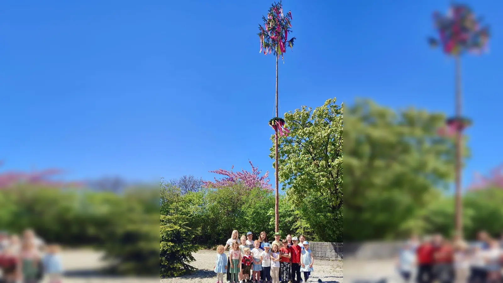 Etsdorfer Blumenkinder vor ihrem ersten, selbst geschmückten Maibaum. (Bild: Ilona Maiwald )