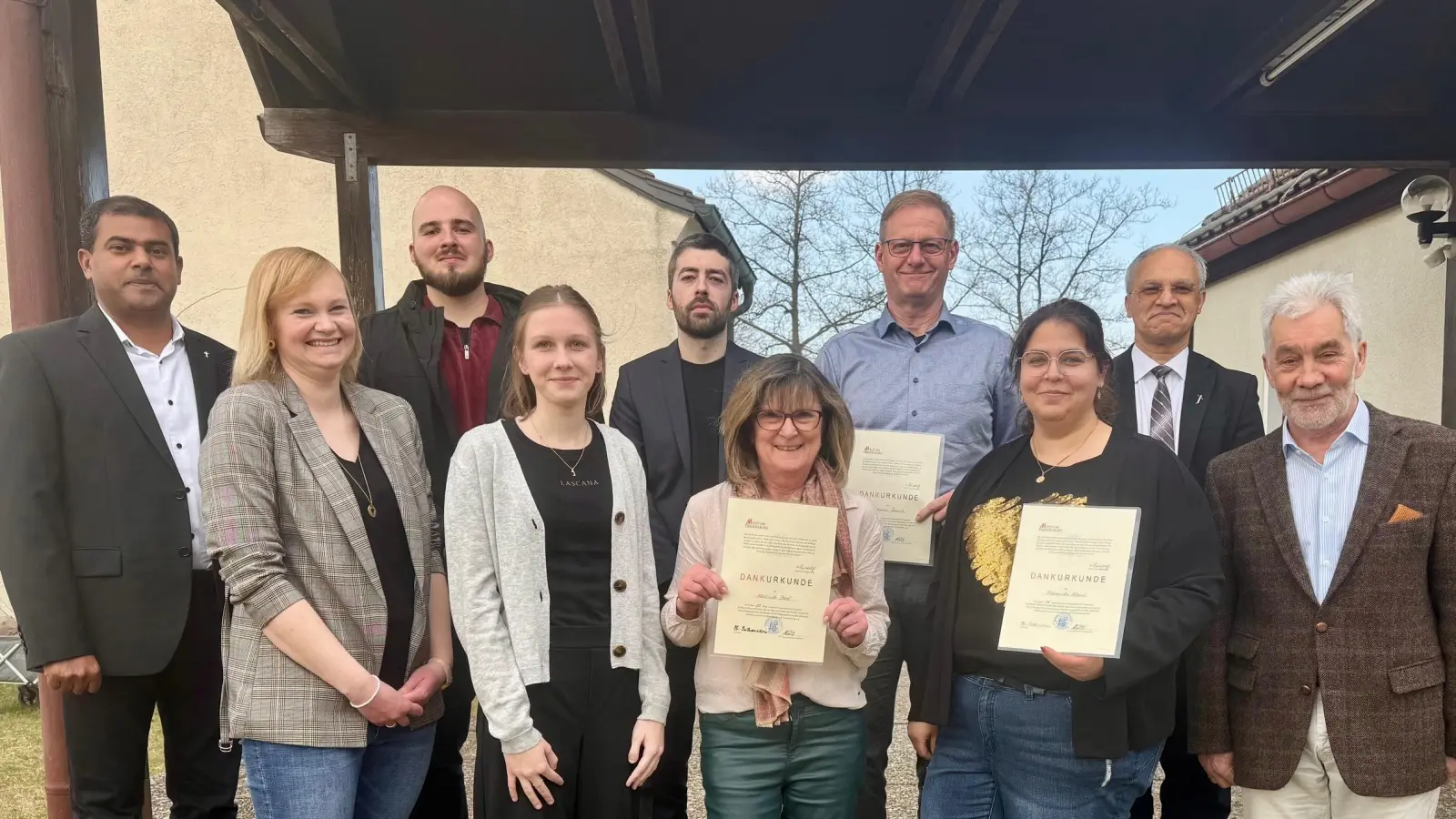 Pfarrer Varghese Puthenchira, Vikar Pater Prince und PGR-Sprecher danken den Ausgeschiedenen und freuen sich auf die neuen, jungen Mitglieder des Laiengremiums. (Bild: Siegfried Bock)