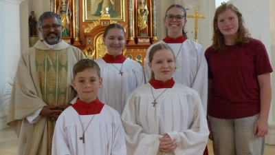 Der neue Ministrant Niko Ermer (vorne links) mit den ausgeschiedenen Ministrantinnen sowie Hannah Rupprecht (rechts) und Pater Jo Jovilla Kuriana (links). (Bild: Sieglinde Schärtl)