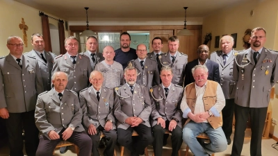 Von links 1. Reihe: Hecht Michael, Bauer Erich, Schneider Josef, Zant Siegfried, Wolfrum Alois Von links 2. Reihe: Kraus Gerhard, Reißnecker Martin, Zant Reinhard, Fischer Markus, Mark Reinhard, Waidhas Josef, Schmeller Reinhard, Wolfrum Lothar, Meyer Ludwig, Pfarrer Dr. Charles Ifemeje, 2.Vertreter des Kreisverbands Meisl Josef, Schneider Martin (Bild: Maria-Sofie Schneider)