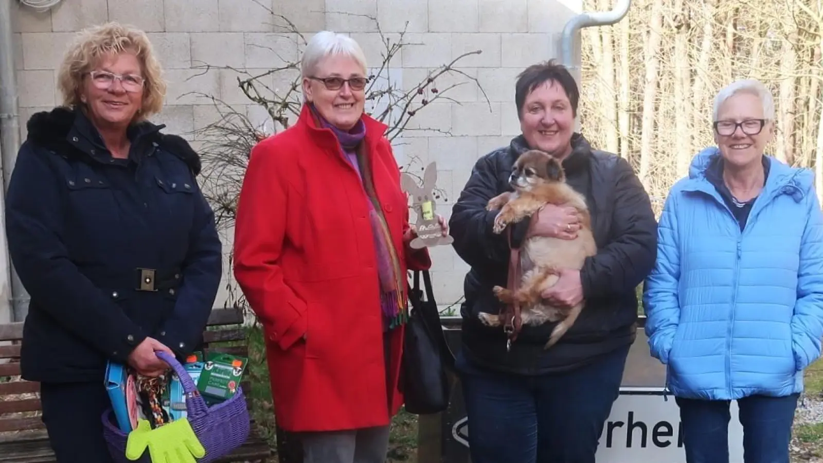 Zum Wohl der im Tierheim Amberg untergebrachten Vierbeiner überreichten die Mitarbeiterinnen des Vilsecker Schnäppchen- und Flohmarktladens (von links) Gudrun Quarder, Veronika Pröls und Elfriede Kredler eine Spende an Tierheimmitarbeiterin Silvia Simon (mit Hund) eine Spende von 600 Euro.  (Bild: Rosi Hasenstab)