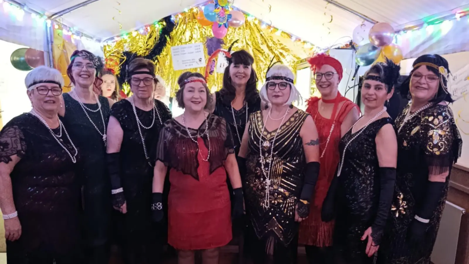 Die Dancing Queens vom Frauenbund in 1920 er Look. (Bild: Carola Meier)