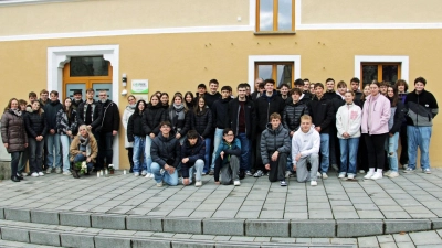Schüler beim Besuch der Stolpersteine (Bild: Katrin Held)