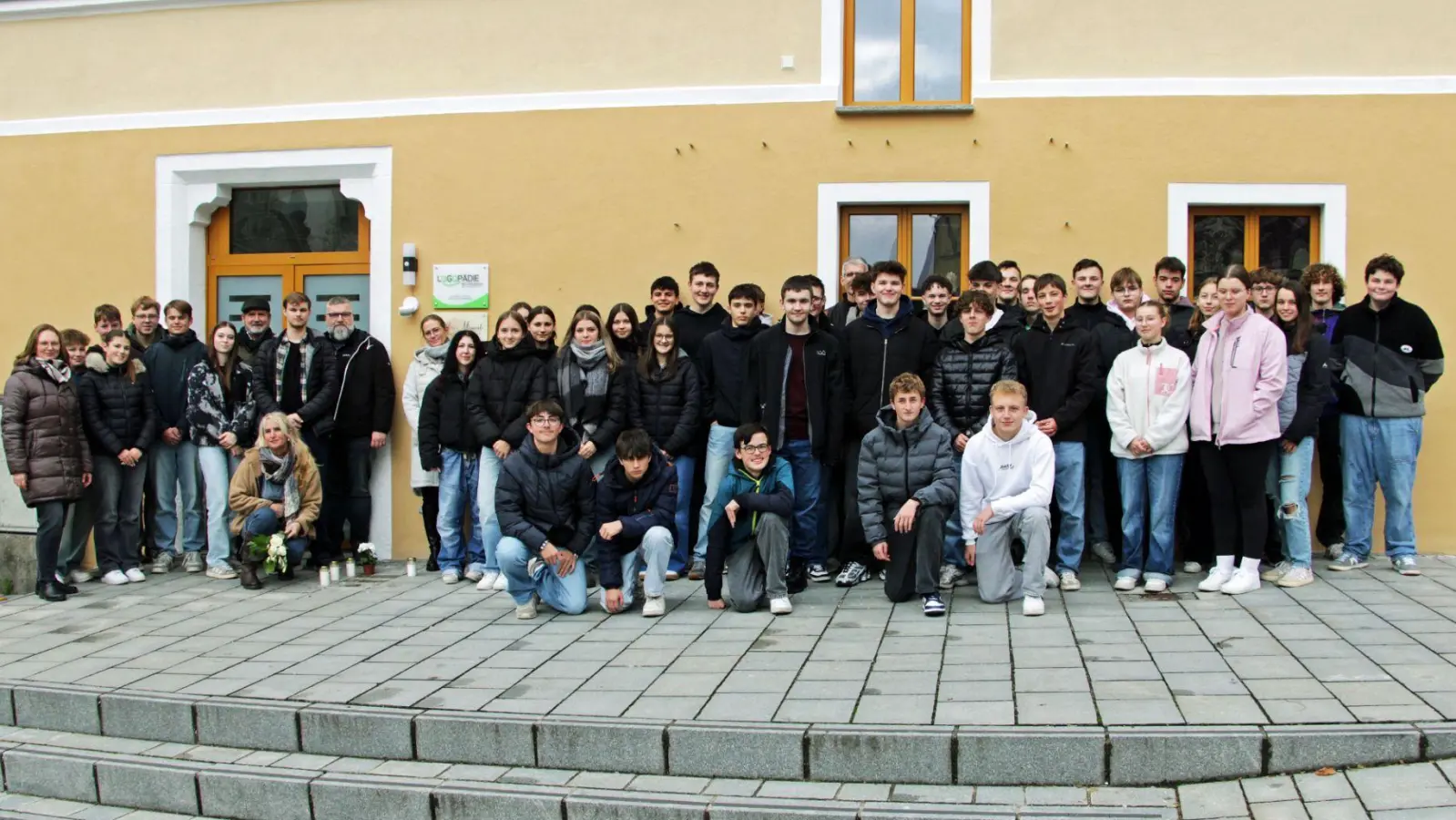 Schüler beim Besuch der Stolpersteine (Bild: Katrin Held)
