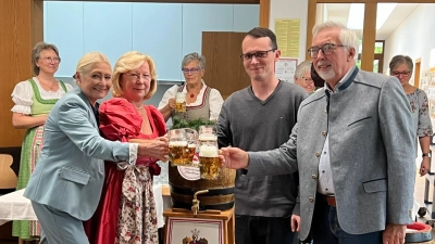 1. Reihe von links nach rechts: „O zapft is” hieß es von 2.Bürgermeisterin Gabriele Wittleben, Seniorenbeauftragte Gabriele Beck, Pfarrer Maximilian Moosbauer und Altbürgermeister Manfred Rodde (Bild: Silvia Beck)