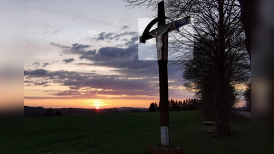 Die Kolpingsfamilie organisierte an Karfreitag einen Kreuzweg zum 1985 errichteten Kreuz am Kalvarienberg. (Bild: Karl Ziegler)