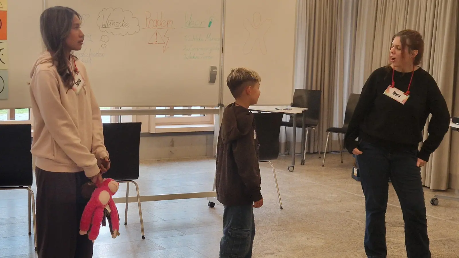 Die Schauspielrinnen lassen Ben Petraschek aus der 3a in eine Rolle eines Sozialtrainings schlüpfen (Bild: Kerstin Münchmeier)