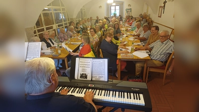 Das Foto zeigt die frohe Sangesrunde vom Juni, im Vordergrund Franz Danhauser am E-Piano. (Bild: Monika Kunz)