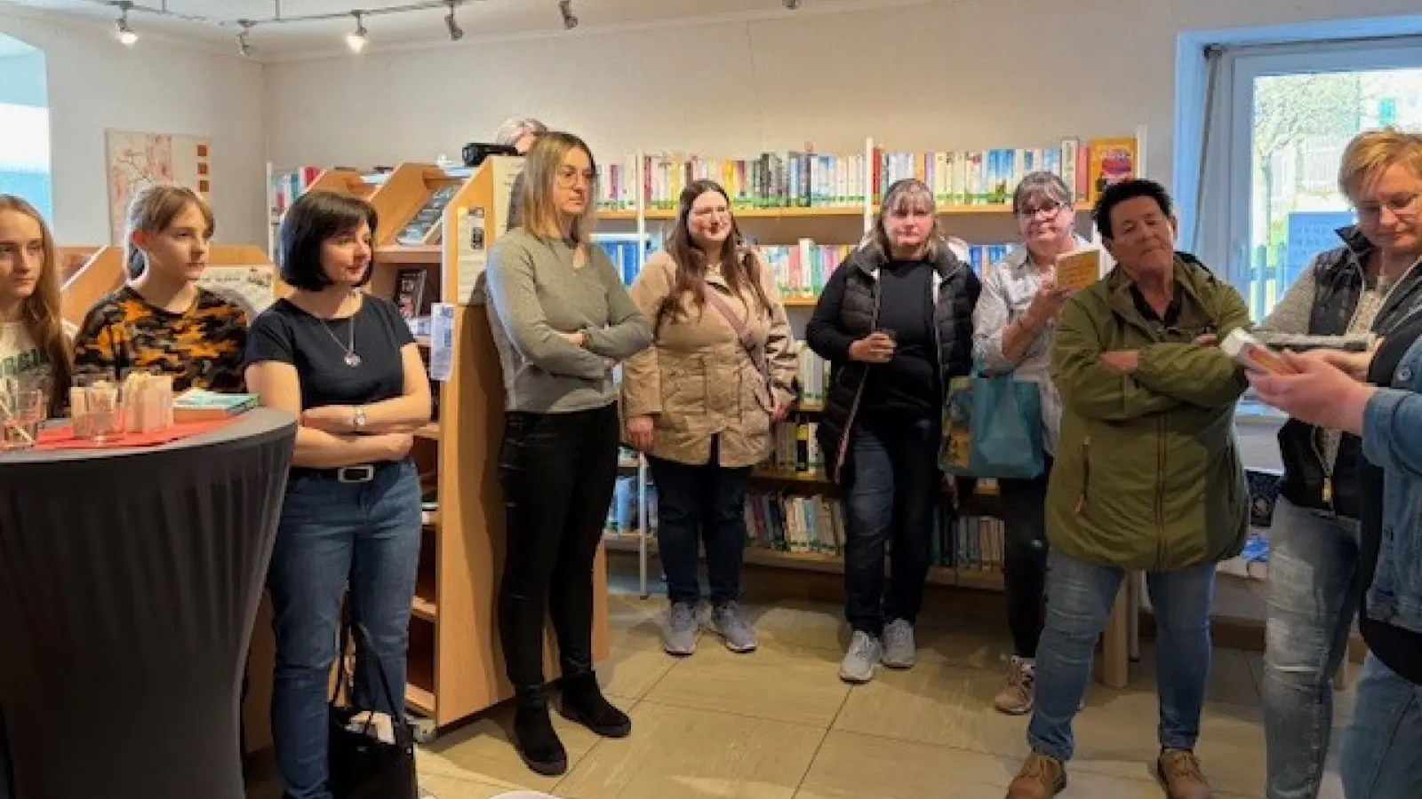 Die Gäste lauschten gespannt den Buchvorstellungen.  (Bild: Martina Reger )
