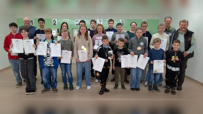Foto: Christoph Zinkl <br>Teilnehmende des Gaujugendschießens 2025 mit ihren Urkunden, Medaillen und Sachpreisen sowie den Betreuerinnen und Betreuern.<br> (Bild: Catarina Wild)