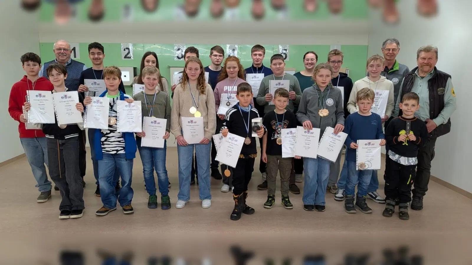 Foto: Christoph Zinkl <br>Teilnehmende des Gaujugendschießens 2025 mit ihren Urkunden, Medaillen und Sachpreisen sowie den Betreuerinnen und Betreuern.<br> (Bild: Catarina Wild)