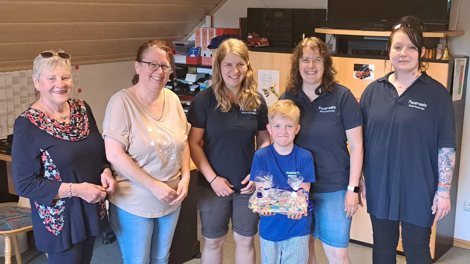 Christel Herling, Andrea Egner, Selina Plödt, Silke Schulte-Bahrenberg und Martina Englmann bei der Übergabe der Spende (von links) (Bild: Pamela Wünsche)