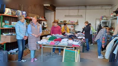Mit ihrem 45. Herbst-Flohmarkt stellte die CSU-Frauen-Union erneut unter Beweis, dass für sie das „C” und „S” im Parteinamen Verpflichtung bedeutet, sich sozial zu engagieren. Unter der Regie der FU-Vorsitzenden Stadträtin Michaela Meier (2. von links) fand der Flohmarkt erstmals im ehemaligen Bauhof statt, wo ein großes Sortiment gut erhaltener Gebrauchtwaren auf die Kundschaft wartete. (Bild: Werner Schulz)