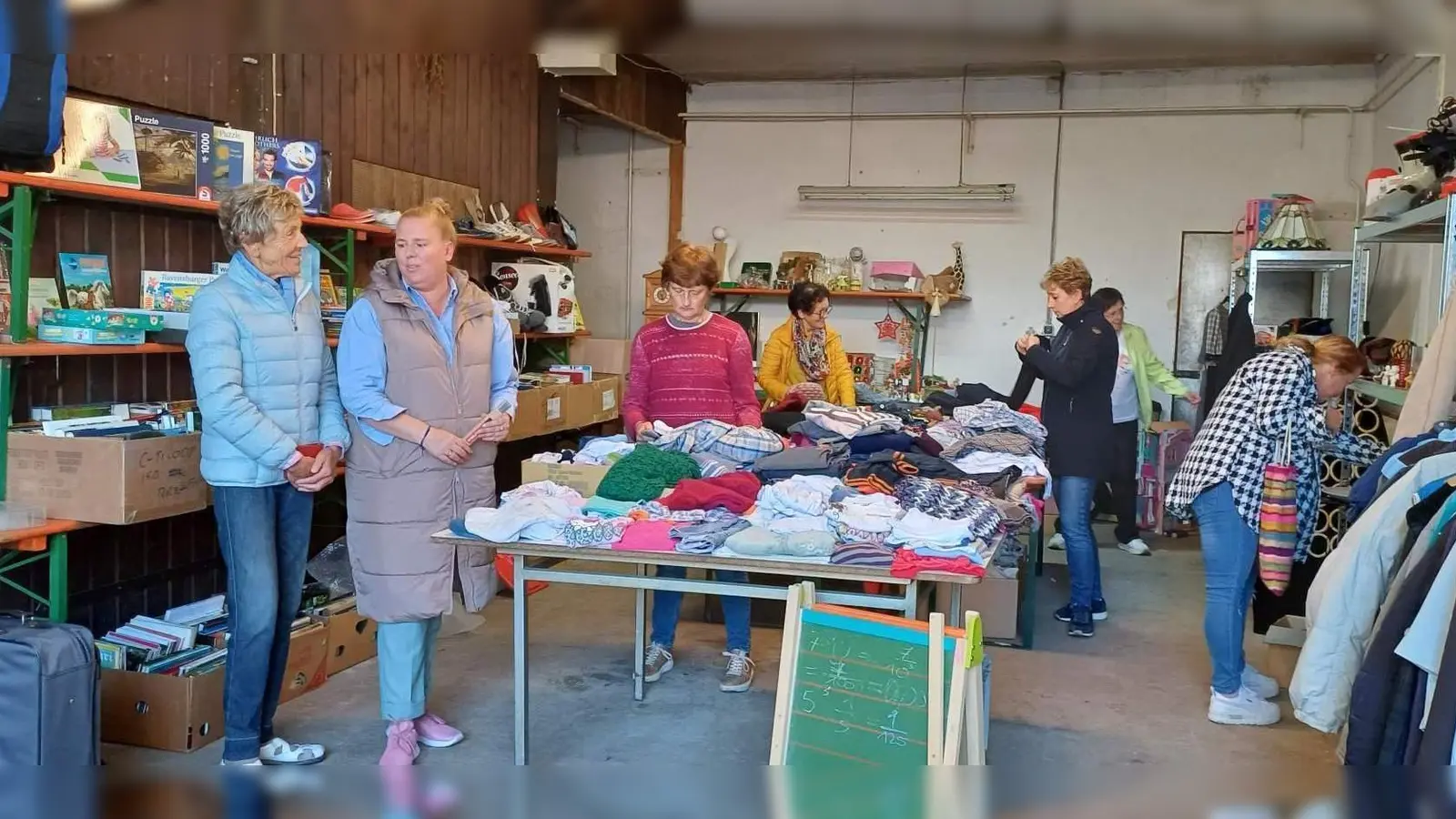 Mit ihrem 45. Herbst-Flohmarkt stellte die CSU-Frauen-Union erneut unter Beweis, dass für sie das „C” und „S” im Parteinamen Verpflichtung bedeutet, sich sozial zu engagieren. Unter der Regie der FU-Vorsitzenden Stadträtin Michaela Meier (2. von links) fand der Flohmarkt erstmals im ehemaligen Bauhof statt, wo ein großes Sortiment gut erhaltener Gebrauchtwaren auf die Kundschaft wartete. (Bild: Werner Schulz)