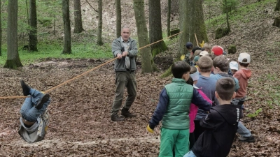 Forstpate Christoph Lauerer unterstützt die dritte Klasse beim Seilspiel der Waldjugendspiele 2026 (Bild: Sven Grünert)