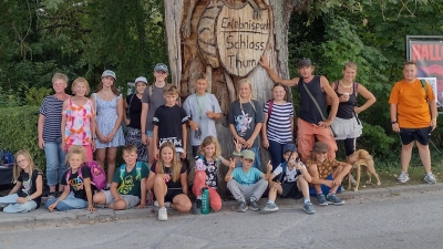 Die Ausflugsgruppe vor dem Freizeitpark (Bild: Jessica Müller)