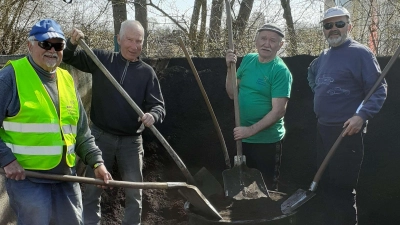 Ob beim Befüllen der eigens mitgebrachten Behälter oder dem Verladen auf dem PKW-Anhänger, die Helfer vom Bund Naturschutz und der Radlader der Gemeinde Speichersdorf leisteten tatkräftige Hilfe.  (Bild: Erich Porsch )