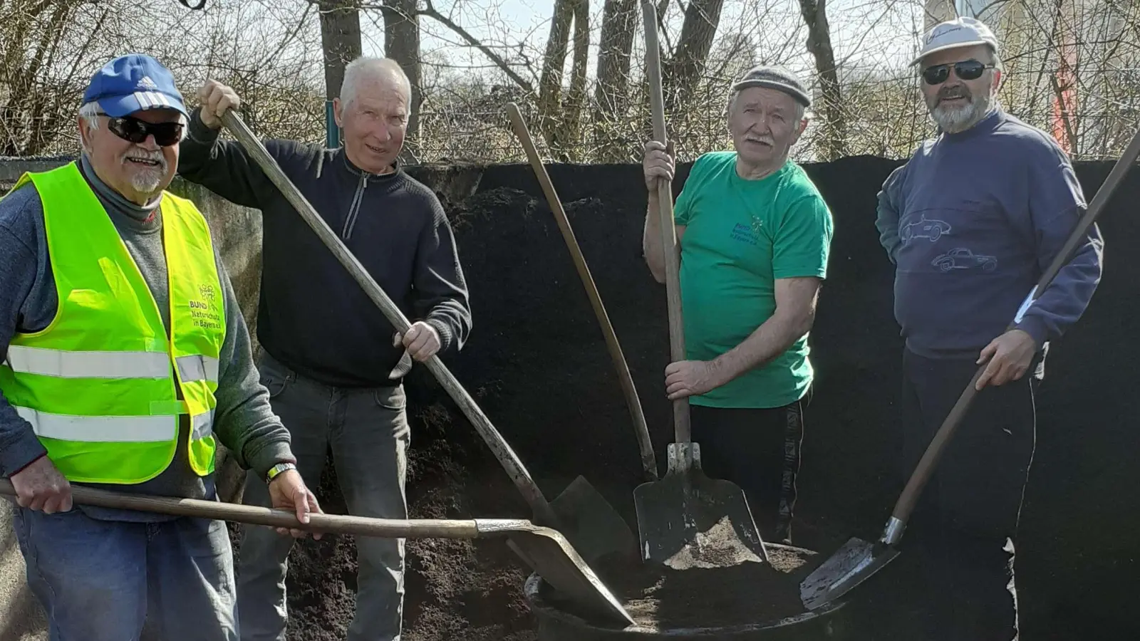 Ob beim Befüllen der eigens mitgebrachten Behälter oder dem Verladen auf dem PKW-Anhänger, die Helfer vom Bund Naturschutz und der Radlader der Gemeinde Speichersdorf leisteten tatkräftige Hilfe.  (Bild: Erich Porsch )