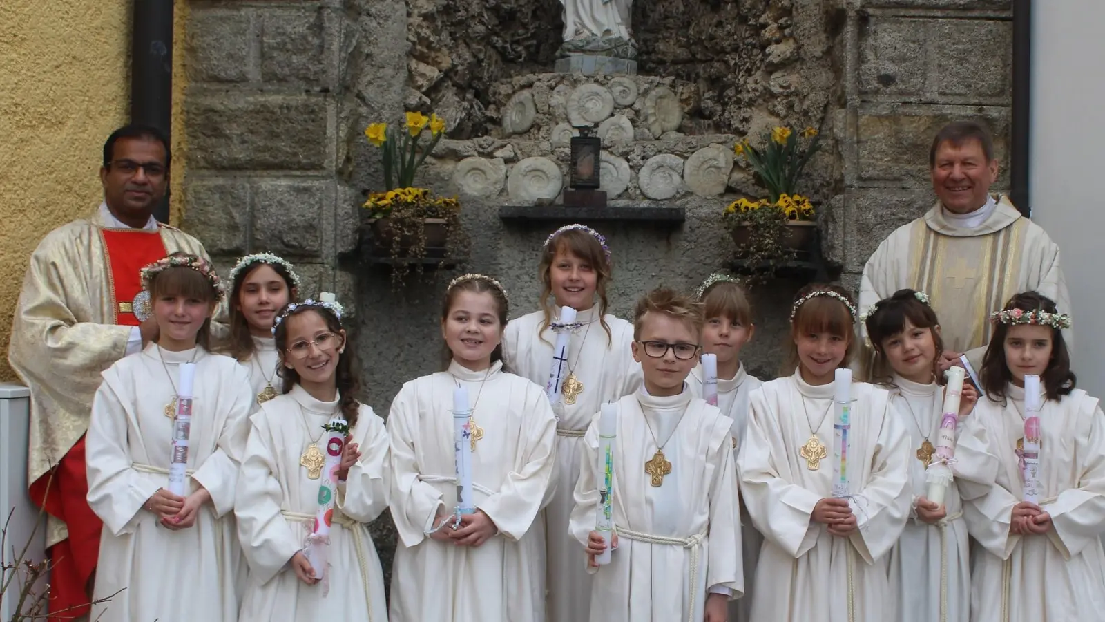 Zusammen mit Pfarrer Pater Anish George und Diakon Rudi Hoffmann feierten die Kinder ihre Erstkommunion. (Bild: Josef Söllner)