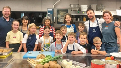 die Teilnehmer am Kinderkochkurs mit Katharinaund Christian Fleichmann (von rechts), den beiden Helferinnen Edeltraud Pickel und Edeltraud Koller (2.und 3. von links) und dem Vorsitzenden des CSU-Ortsverbamds Henner Wasmuth (links). (Bild: Norbert Weis)