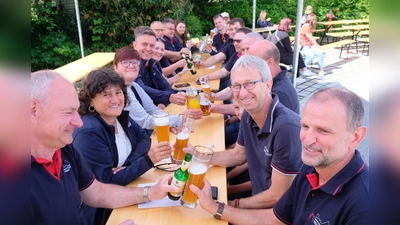 Viel Wohlfühlatmosphäre herrschte beim Gartenfest der Eschenbacher Brandschützer. Begrüßen konnte Feuerwehrvorstand Korbinian Dunzer auch viele Kameradinnen und Kameraden der Nachbarwehren.  (Bild: Robert Dotzauer)