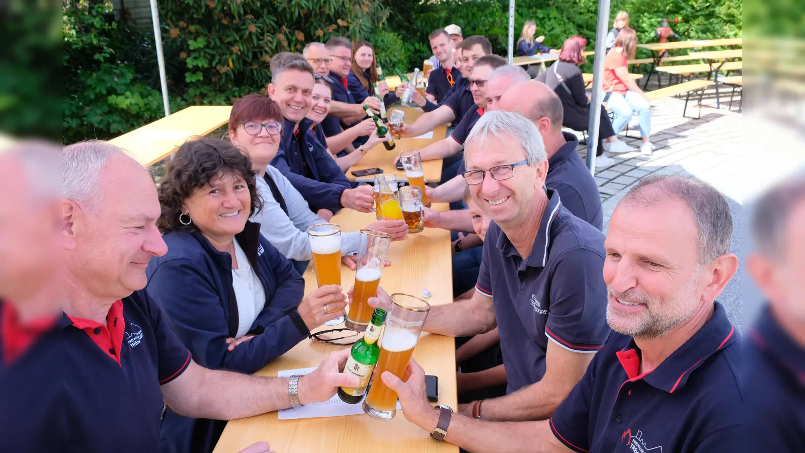 Viel Wohlfühlatmosphäre herrschte beim Gartenfest der Eschenbacher Brandschützer. Begrüßen konnte Feuerwehrvorstand Korbinian Dunzer auch viele Kameradinnen und Kameraden der Nachbarwehren.  (Bild: Robert Dotzauer)