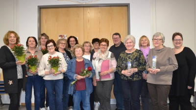 Langjährige und treue Mitglieder des Frauenbundes Moosbach wurden bei der Jahreshauptversammlung im Pfarrheim ausgezeichnet und ihnen gedankt. (Bild: Peter Garreiss)