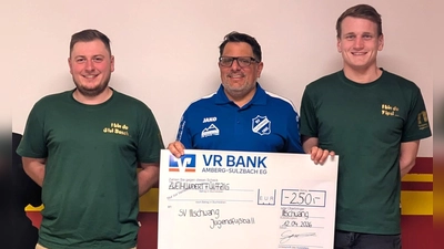 Die beiden Vorsitzenden der Kirwagemeinschaft Illschwang Philip Sellner (rechts) und Florian Graf übergeben einen Spendenscheck in Höhe von 250 € an den Jugendleiter des Fußballnachwuchses des SVI Samir Binder. (Bild: Norbert Weis)