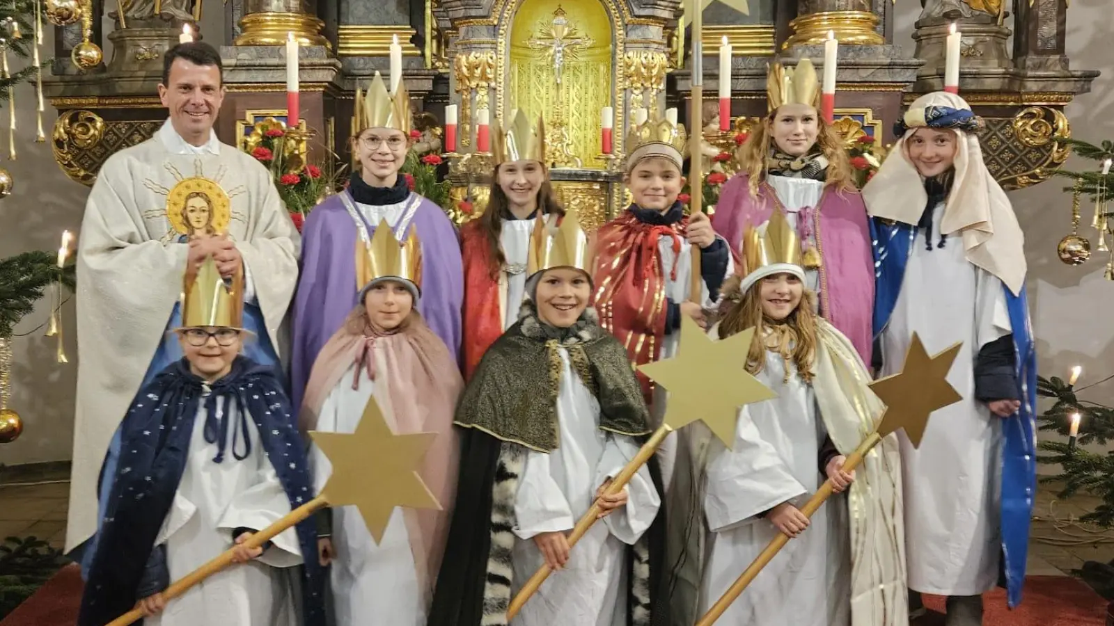 Die Neunkirchener Sternsinger beim Aussendungsgottesdienst mit unserem Pfarrer Thomas Kohlhepp (Bild: Beate Suttner)