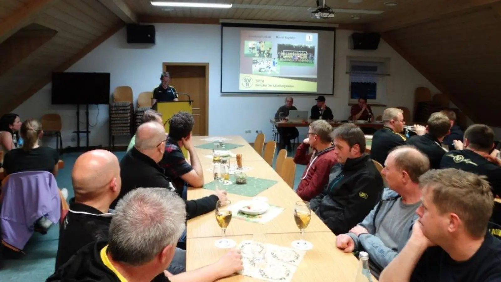 Fußballabteilungsleiter Marcel Bagdahn gab den anwesenden Mitgliedern einen Einblick in die vergangene Saison.  (Bild: Tanja Wegmann)