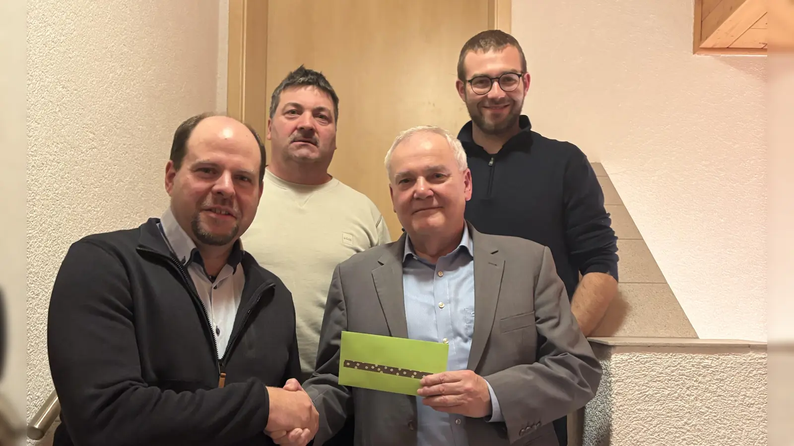 Übergabe Geschenkgutschein. (Bild: Florian Bayer)