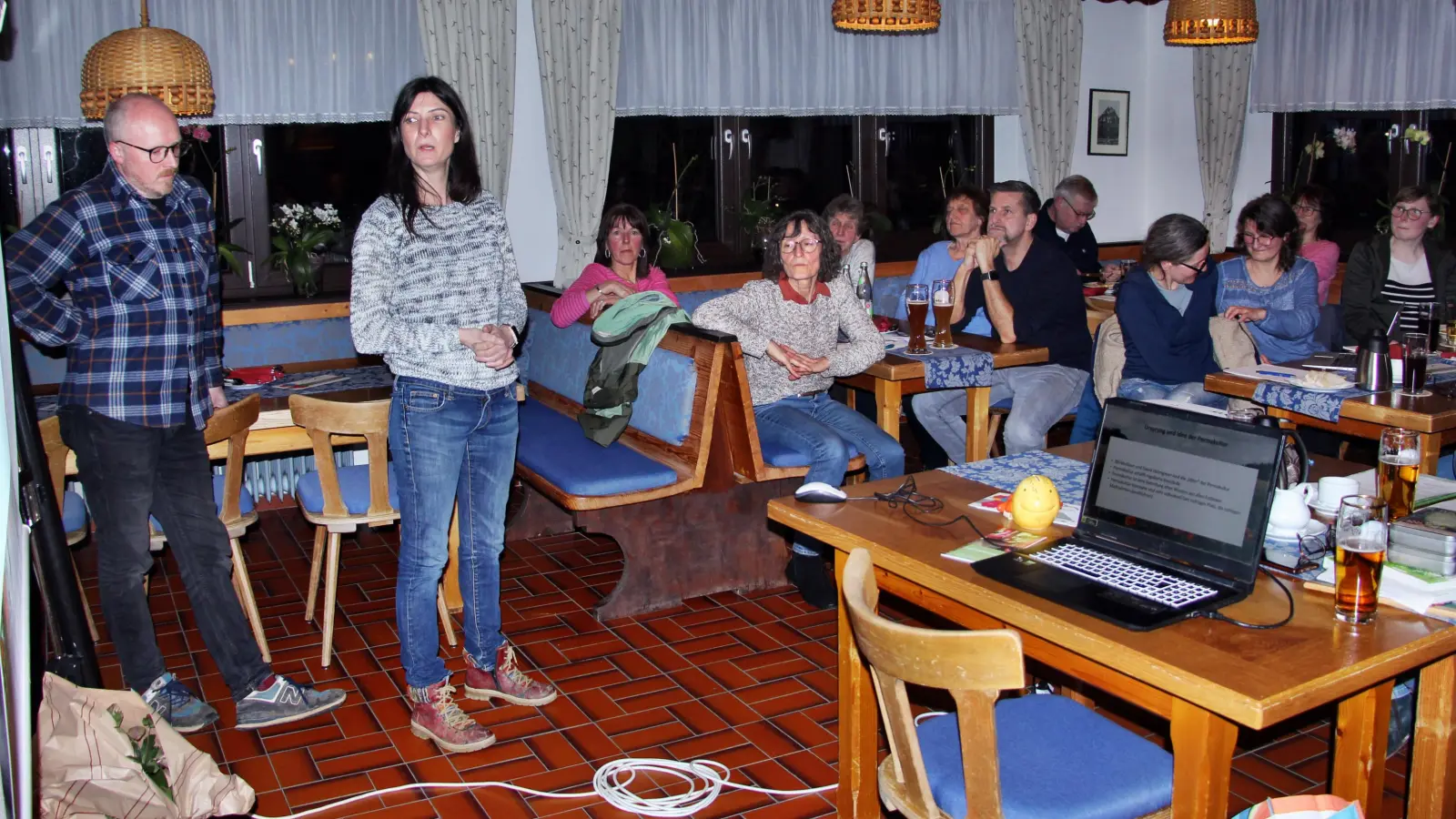 Die beiden Referenten Bernie und Isabel Smith (links) bei ihrem Lichtbilder-Vortrag über Permakultur. (Bild: Leonhard Ehras)