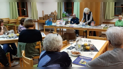 Buchhändlerin Brigitte Müller und Ihre Kollegin Frau Jergel präsentieren eine große Auswahl an Büchern. (Bild: Lydia Kopp)