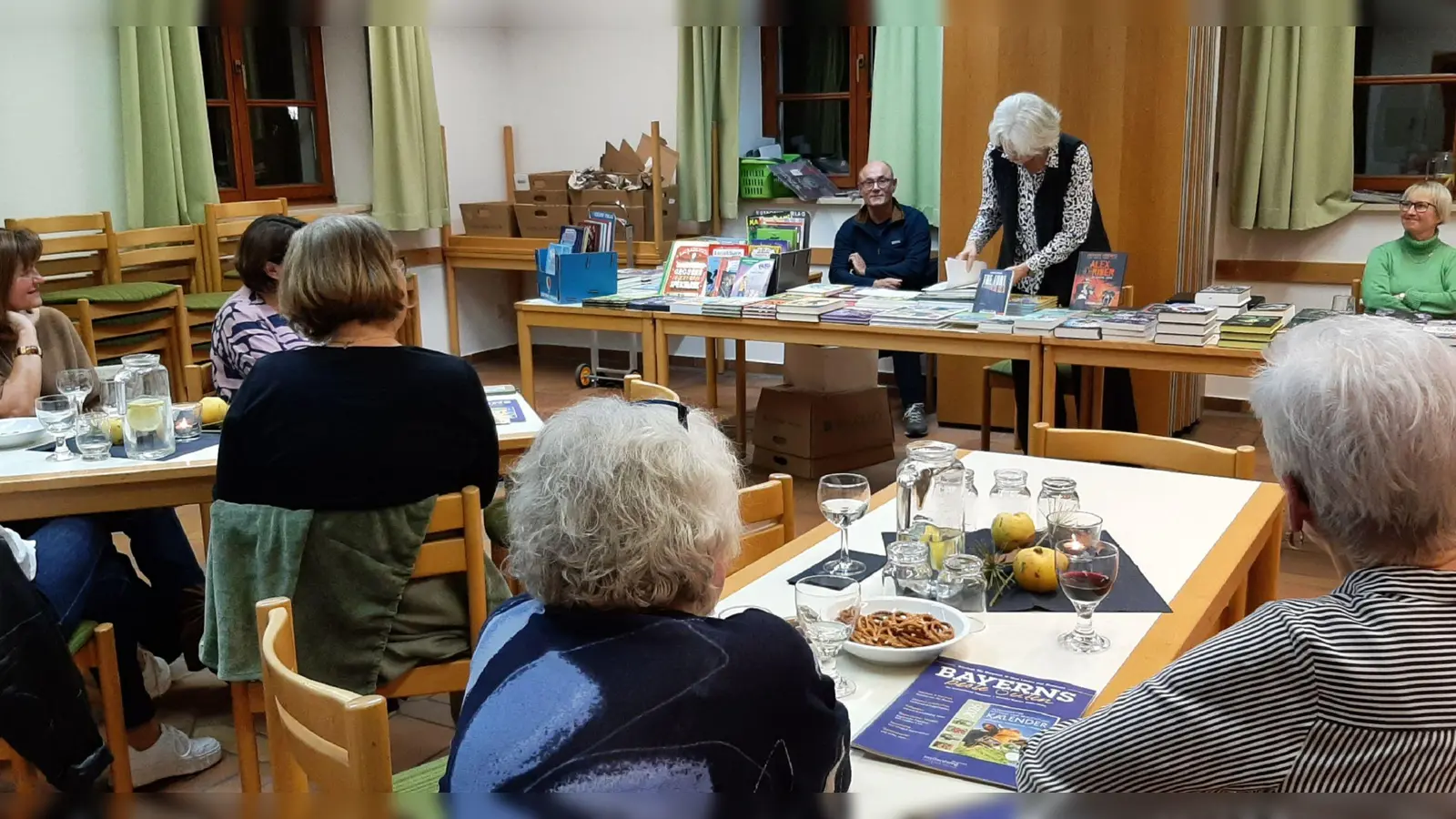 Buchhändlerin Brigitte Müller und Ihre Kollegin Frau Jergel präsentieren eine große Auswahl an Büchern. (Bild: Lydia Kopp)