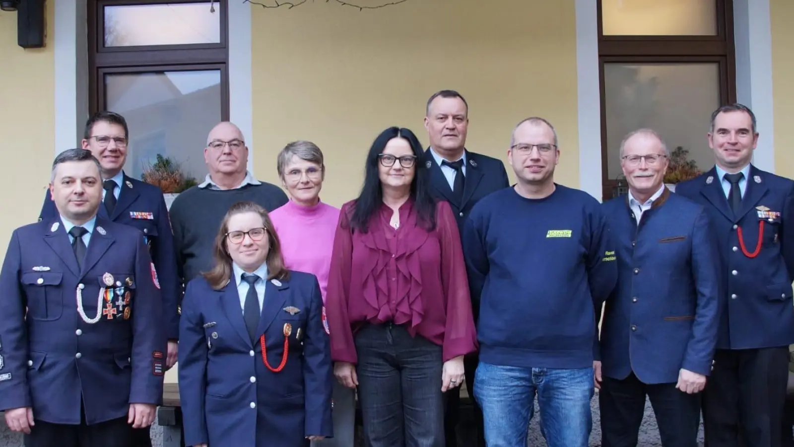 Foto Von links Kommandant Stefan Kreuzer, KBM Philipp Sölch, Robert Schulz, Carina Hart, Angela Günthner, Martina Grillmeier, Thomas Siller, Roman Kirschbaum, Bürgermeister Max Bindl und Vorstand Sven Jäger. (Bild: Anna Sölch)