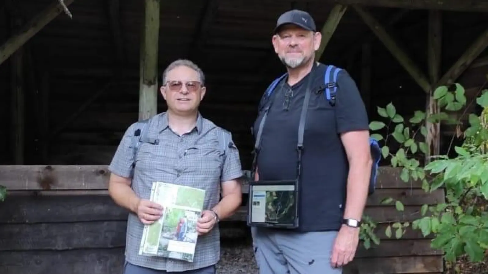 Harald Puckschamlel (links) und Gerhard Hamm (rechts) sind derzeit unterwegs um die Wanderwege die vom OWV Mantel betreut werden, zu digitalisieren (Bild: Petra Franke)