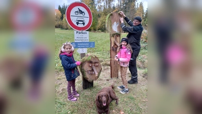 Wanderwart Markus Pöllath mit seinen Töchtern. (Bild: Martin Exner)